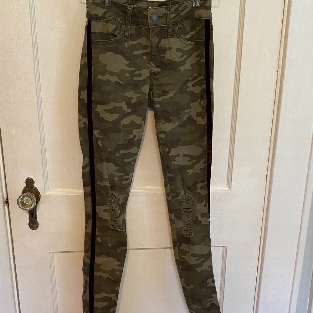 SO Favorite Low Rise Jegging camo destroyed 0
